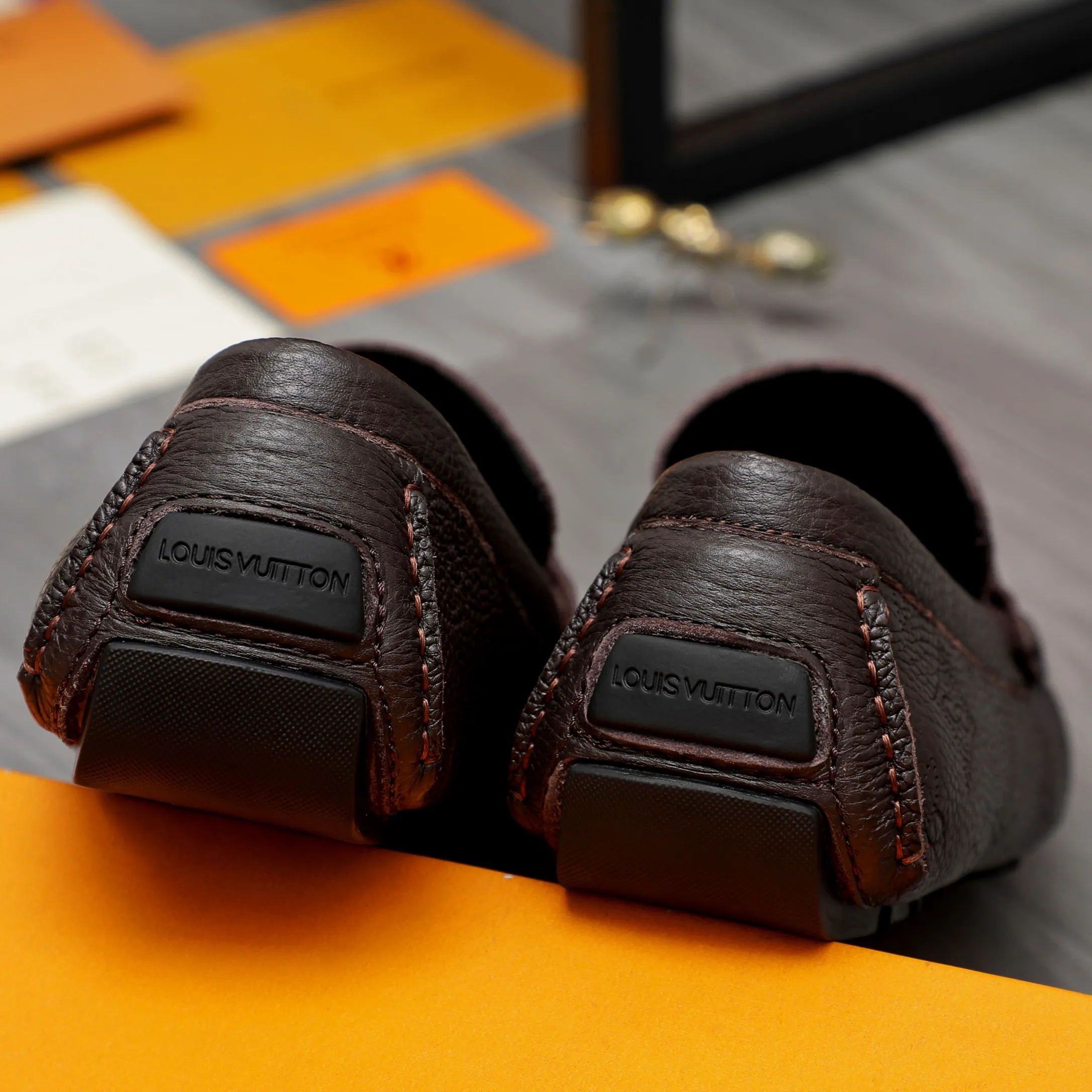 Men's shoes 💰400 Product trademark: LV "Louis Vuitton" business slip-on leather shoes Regular size: 38-45 (45 is custom-made and non-returnable) Product materials: Selected high-quality cowhide embossed upper, pigskin lining, rubber outsole